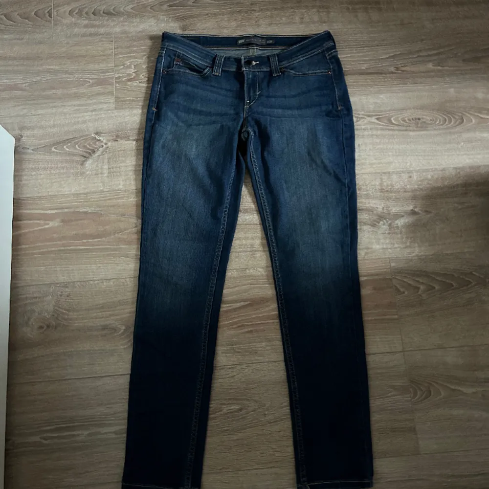  Ett par jeans i absolut topp skick och som dessutom har en extremt snygg tvätt. Nypriset på dessa jeans ligger på runt 1000kr. Längden på byxorna är 98cm och midjan 39cm jämför gärna med ett par egna och sen är det fritt fram att använda ”köp nu”. . Jeans & Byxor.