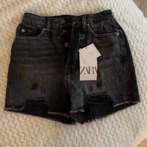 Svarta jeansshorts från zara som aldrig är använda med prislapp kvar. Storlek 32 för små på mig som har xs/s.