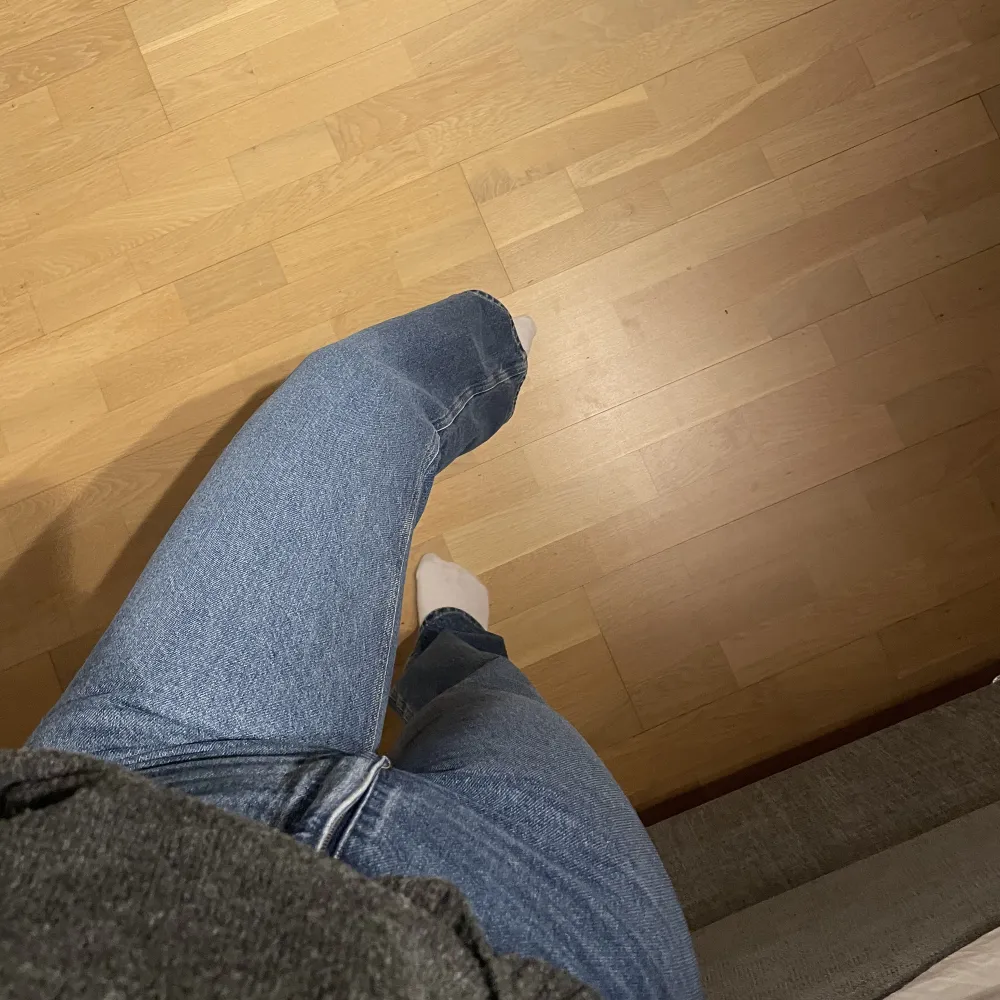 Jeans från zara med hög midja och långa ben😇🥰 Ser ut som nya så inga skavanker eller liknande! Jag är 176 lång. . Jeans & Byxor.