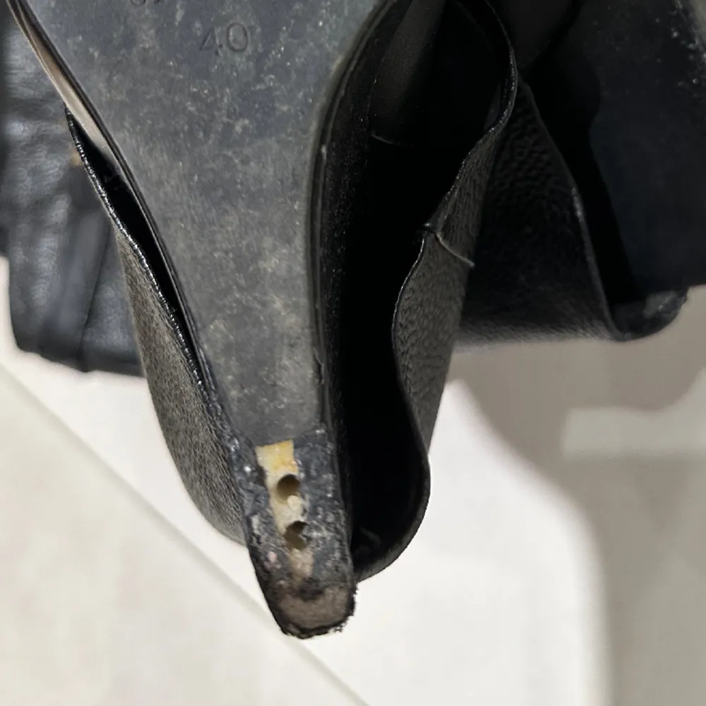 Givenchy - inspirerade stövlar  Äkta läder  Stl 39 ( passar även stl 38) Helt nya men klacken har gått av - man kan fixa hos skomakaren enkelt.  . Skor.