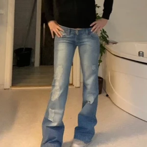 Tvär coola jeans från Replay - Jag säljer dessa tvär coola lågmidjade jeans från märket replay! Dem har snygga fickor+ detaljer på baksidan och slitningar på framsidan. Stoleken som står i är 31, man jag använder oftast S/ 34. PM för fler bilder/ frågor😊