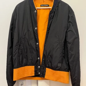 Acne studios jacka - En acne studios vårjacka i superfint skick!!  Skriv för fler frågor 
