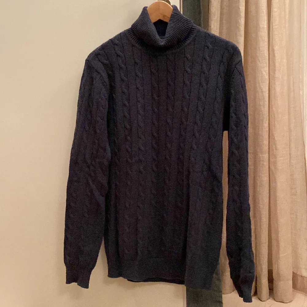 En mörk blå polo/Turtleneck tröja från varumärket John Henric.  100% bomull  Tröjan är i mycket gott skick (8/10)  Kabelstickad. Tröjor & Koftor.