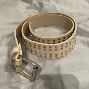 Vitt bälte med studs - Vitt bälte i nyskick 