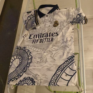 Real Madrid Chinese Dragons - Hej säljer min supersnygga Real Madrid tröja limited edition. Den är i storlek M men passar S också. 9/10 skick säljer på grund av att jag har tröttnat på den.