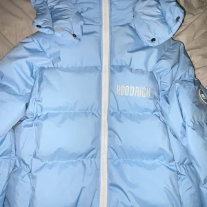 Hoodrich jacka - Har använts 1 gång. Inget fel eller nåt sånt. Köpt från JD