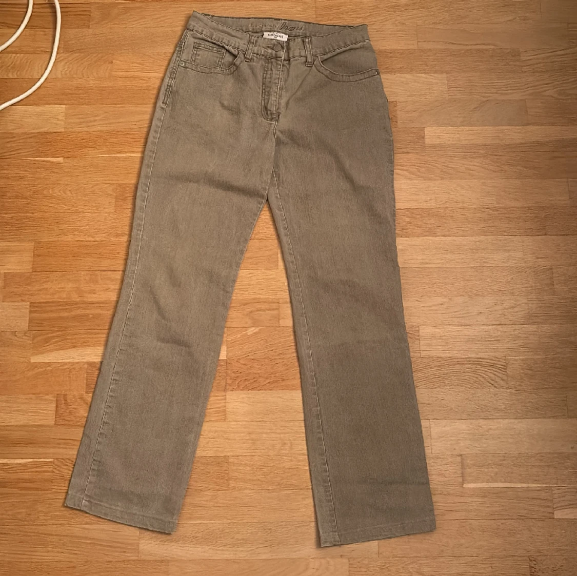 Jeans grå