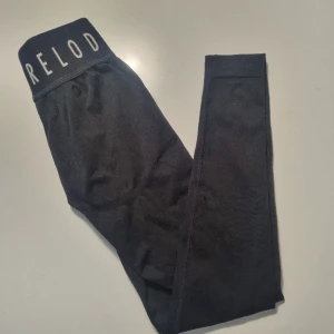 Relode Tights  - Iprincip nya då de använts en gång.  Svarta med markering under rumpan och får midjan att bli mini 🥰 Storlek xxs men som med deras prime kollektion så är dessa mer en xs 😊