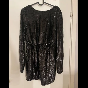 Glitter klänning - Jätte fin nyårsklänning. Aldrig använd. Kan välja om man vill ha öppen rygg eller urringning