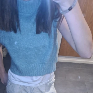 Stickad - Nån slags stickad grej vet inte va de kallas, men ja iaf den är i storlek 152 men skulle säga att den passar måna storlekar både större o mindre. 