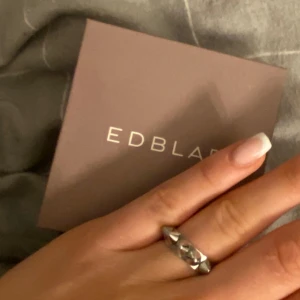 Silver ring - Säljer en silver ring från Edblad. Ringen är i storlek 17,50. Säljer för att jag inte använder silver smycken längre! Skriv för frågor. 