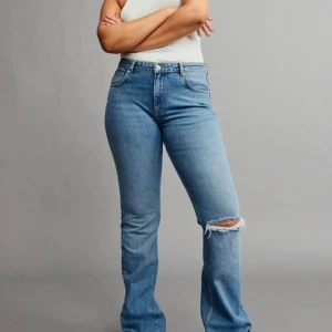 Jeans från Ginatricot - Säljer mina jeans från Ginatricot då dem tyvärr är för långa och inte kommer till användning. Nyskick, använda fåtal gånger💓