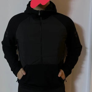 Sail racing Cardigan - Tja! Säljer denna asfeta Limited edition Sail racing Cardigan som jag fick i present. Inte riktigt min stil så väljer att sälja den. 10/10 skick. Vet ej nypris på den kom gärna med bud! OBS! Endast seriösa köpare🤝🤝