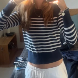 Esprit tröja - Fin randig tröja från esprit, är lite tajtare i botten av tröjan och bekväm, kommer inte till användning längre därför säljs den💕