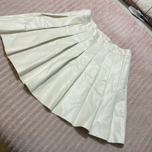 Läder kjol - Säljer denhär läder kjolen som jag alldrig använt så den är som ny💗