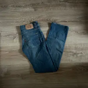 Ett par jeans i absolut topp skick och som dessutom har en extremt snygg tvätt. Nypriset på dessa jeans ligger på runt 1000kr. Längden på byxorna är 105cm och midjan 37cm jämför gärna med ett par egna och sen är det fritt fram att använda ”köp nu”.