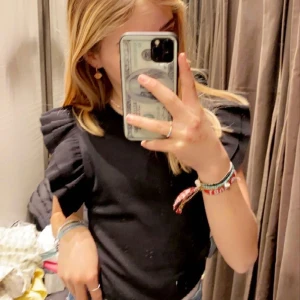 Zara topp - Zara topp som jag köpte 2022. Kommer inte till användning. Bra skick och kan både sälja och byta.💕