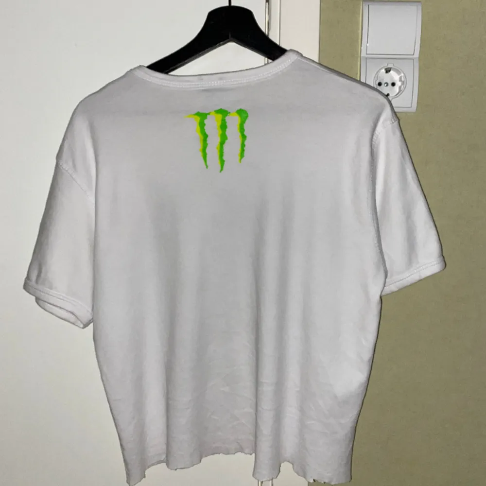 Fetaste monster tröjan som jag inte använder. Avklippt XXL så den passar typ som en kortare M. 57cm från nacken till längst ner. Kan gå ner lite i pris så skicka bud😷😷💯. T-shirts.