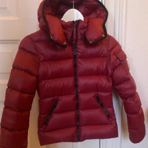 Monclear Jacka - Monclear jacka i modellen Bady storleken är för barn/ungdom och passar xxs för mer bilder så kan man kontakta mig köpt ordinarie pris 6500kr skicket är 9/10