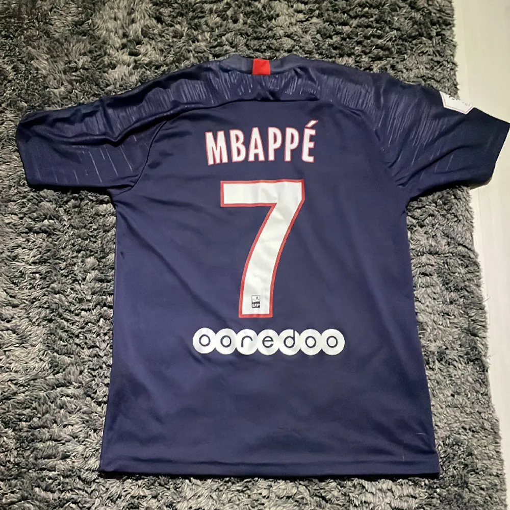 Fotbollströja- Paris saint Germain. Mpabbé nummer 7.  Inget slitage och använd få gånger.. T-shirts.