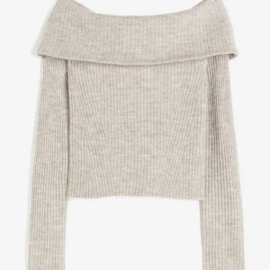 Off sholder tröja  - Säljer min off sholder tröja från hm då ja inte tyckte den passa mig. I nyskick nästan och jätte fin. Egna bilder går att få🤍