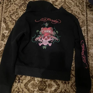 Ed hardy mini tröja - Mini ed hardy tröja sitter ganska tight. Passar på S och Xs skulle jag säga