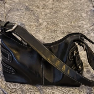 Svart mini väska - Jätte fin och praktisk svart väska med flera fack för att ha små grejer