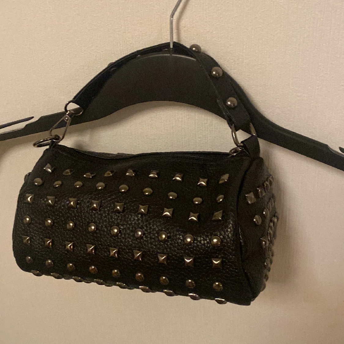 Handväska med nitar🙌 - 90