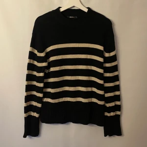 Randig stickad tröja  - Svart och vit randig stickad tröja. Från Gina Tricot. Storlek: Xs men passar även S. 