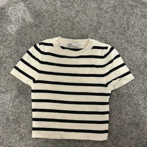 Zara t-shirt - En randig zara t-shirt, använd Max 5 gånger och har inga defekter och ser helt ny ut. Ordinarie pris är ca 100 - 150