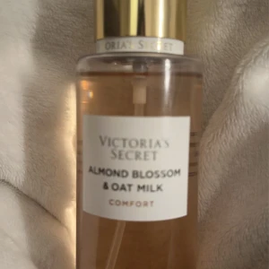 Victorias secret bodymist - Doft:Almond blossom&oat milk Comfort Nypris runt 200kr mitt pris 150 knappt använd fick som födelsedagspresent