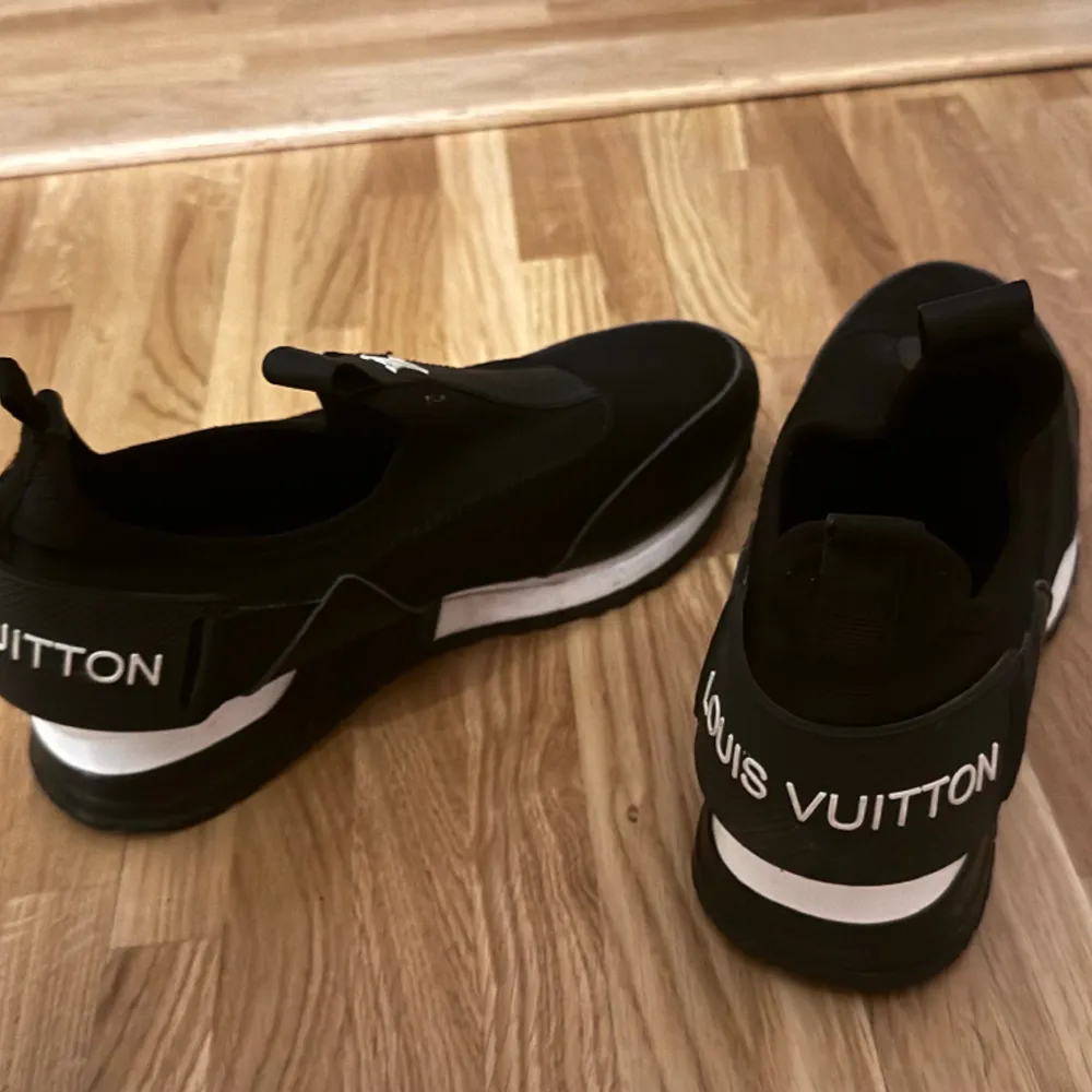 Fräscha och fina Louis Vuitton skor i storlek 37. Skor.