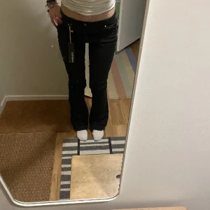 Lågmidjade flared jeans svarta - Jätte fina svarta lågmidjade flared jeans. Helt nya och oanvända, storlek 27. Skriv om du har frågor❤️