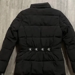 Calvin klein - Supersöt calvin klein jacka✨lite äldre modell, halva priset också 🌟priset kan diskuteras.