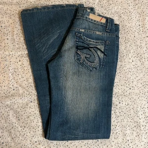Youtop jeans - Coola jeans från märket youtop💖Säljer då de inte kommer till användning. Skulle säga attd e är xs/s. Midjemått: 35 cm rakt över. Innerben: 82 cm