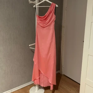 Klänning  - Superfin rosa one shoulder festklänning. Använd en gång. Köpt från ASOS för 450kr💗