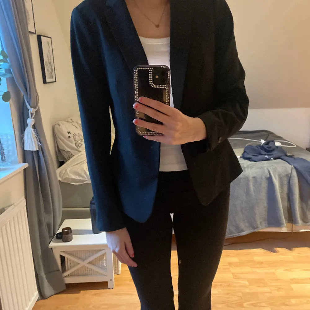 Säljer denna fina blazer från hm. Den är lite kortare i modellen, men är i storlek 40 och blir där av lite mer oversized!!💖🙌🏻. Kostymer.