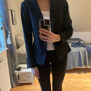 Blazer - Säljer denna fina blazer från hm. Den är lite kortare i modellen, men är i storlek 40 och blir där av lite mer oversized!!💖🙌🏻