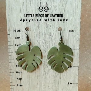 Monstera örhängen  - Gröna skimrande löv i återvunnet läder. Monstera i färgen khaki grön. De är superlätta och bekväma att bära.  Längd inkl krok 6 cm.  Nya nickelsäkra krokar.