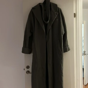 Kappa - Kappa från zara med knytband runt midjan. Nästintill aldrig använd. Köparen står för frakten. 