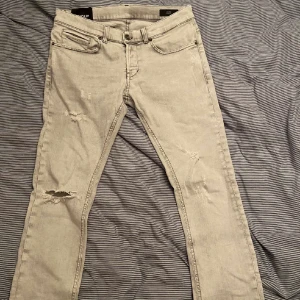 Dondup Jeans - Stilrena dondup jeans i nyskick. Modellen är George och storlek 32. Även öppen för byten.