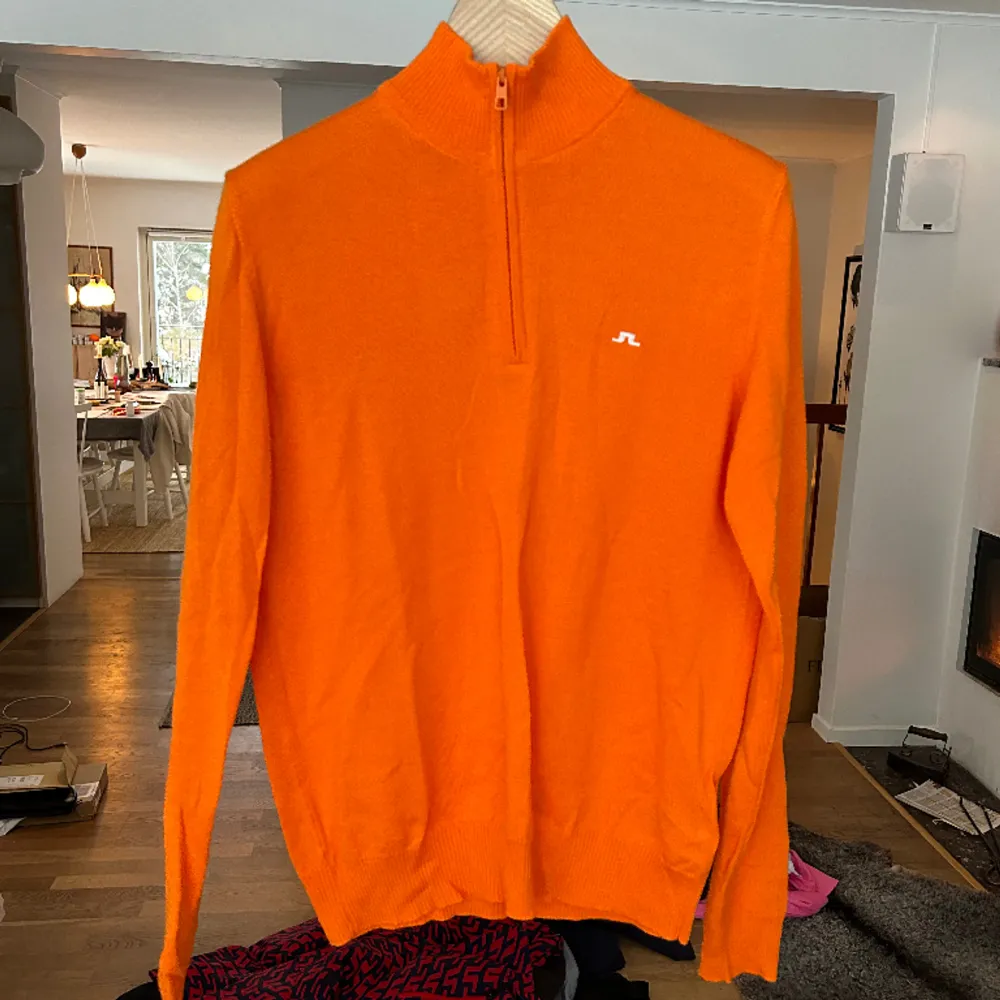 Halfzip pullover i skitsnygg orange nyans från j.lindeberg. Storlek m för herr, oanvänd.. Stickat.
