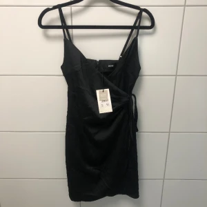 Svart festklänning S bikbok - Materialet är som satin, superglansigt och fint! helt oanvänd med tag kvar. 