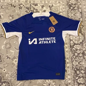 Chelsea hemmatröja  - Chelsea hemmatröja säsong 23/24, oanvänd, helt ny med originals tags. Storlek M. 