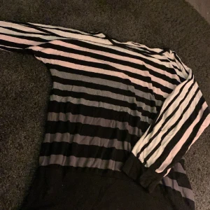 Randig tröja - Väldigt tunn tröja, perfekt på våren och är lätt att ta på!😮‍💨