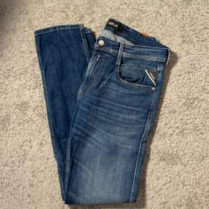 Hej! Vi säljer ett par Replay Anbass jeans i storlek 31/34. Endast jeansen medföljer. Skick: 8,5/10. Nypris: 1700kr. Vårt pris: 399. Frakt sker via Postnord. Finns i DM vid frågor och funderingar. Mvh Norén&Ericsson!