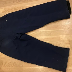Harlaut apparel byxor - Säljer mina gamla shitkids eftersom att jag har köpt nya. Storleken är M. Finns tecken på slitage och har ett märke på knät. Det ser väldigt tydligt ut på bilden men inte i backen.