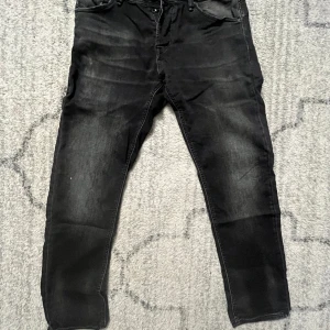 JACK AND JONES - Jack and Jones byxor i storlek 33/32! Dessa byxor är inte bara en perfekt passform – de är en uttrycksfull stil som tar din look till nya höjder. Med en härlig kombination av komfort och trendig design är dessa byxor nyckeln till  stil samt kvalite.