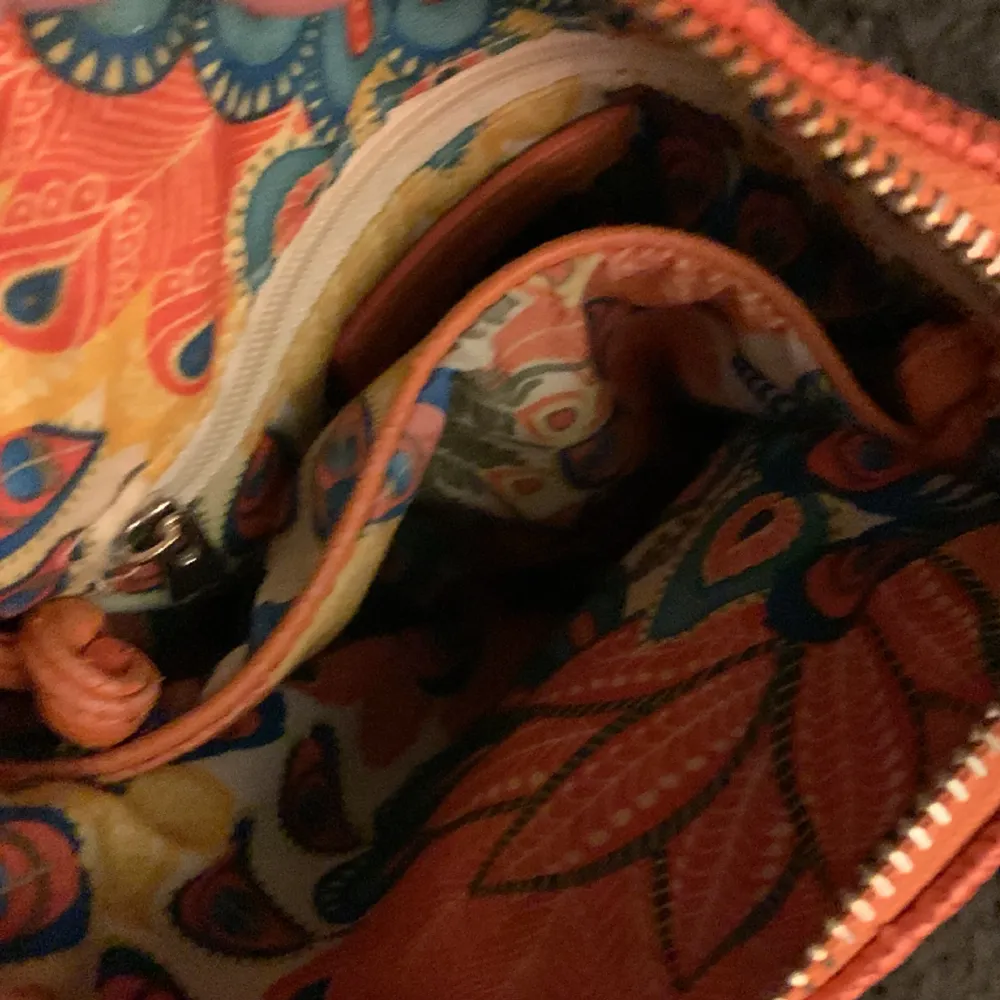 En fin orange väska med två fack. Mycket fint skick och är nästan inte använd!😄. Väskor.