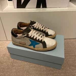 Golden Goose skor - Säljer ett par Golden Goose skor till ett extremt bra pris!  Storlek 40 men är stora i storleken!  Hör gärna av dig om du har frågor! 